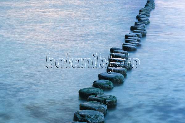 382032 - Brise-lames sur la côte de la Baltique, Allemagne