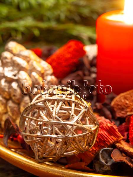 444053 - Christmas decoration with potpourri of dried plant parts