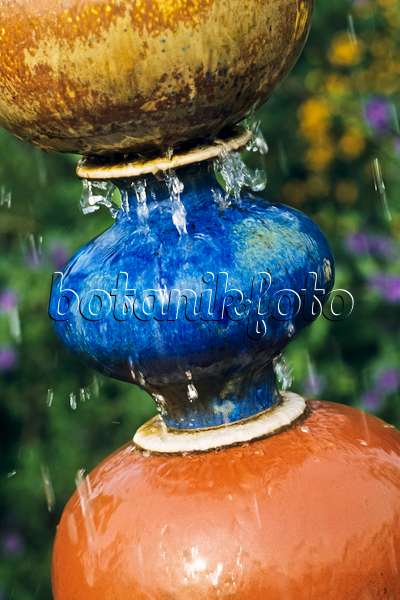 395002 - Colonne de fontaine artistique composée de sphères colorées