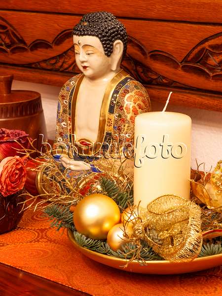 444012 - Composition florale de Noël avec Bouddha