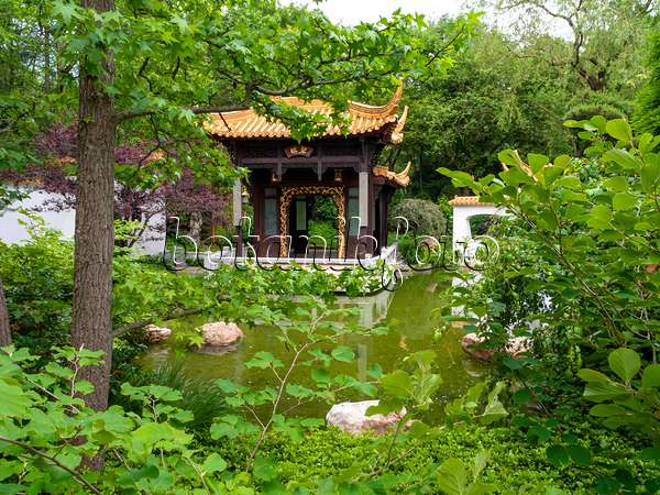 426093 - Cottage with pagoda-shaped roof, Chinese Garden, Westpark, Munich, Germany