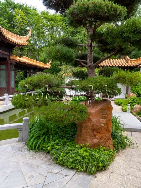 426095 - Cottages with pagoda-shaped roofs, Chinese Garden, Westpark, Munich, Germany