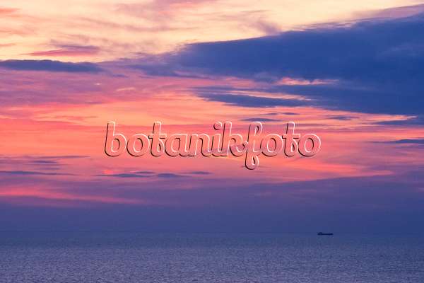 382028 - Coucher de soleil avec un cargo au loin, mer Baltique, Allemagne