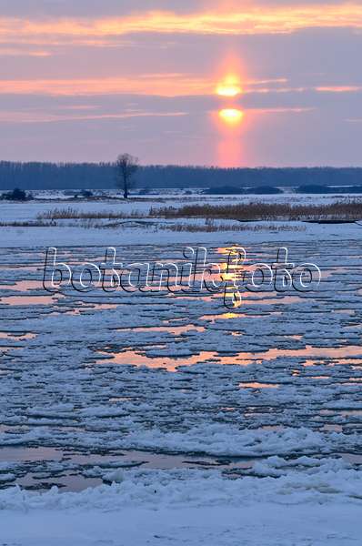 505047 - Drifting ice on Elbe River, Flusslandschaft Elbe Biosphere Reserve, Germany