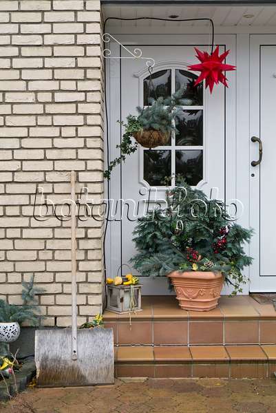527021 - Entrée d'une maison avec décoration de Noël