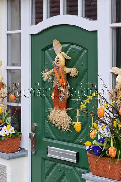 470067 - Entrée de maison avec décoration de Pâques et fleurs de printemps