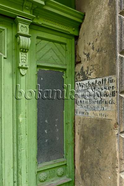 559058 - Entrée de maison avec une porte d'entrée verte de la période wilhelminienne et une vieille publicité sur le mur de la maison, Görlitz, Allemagne