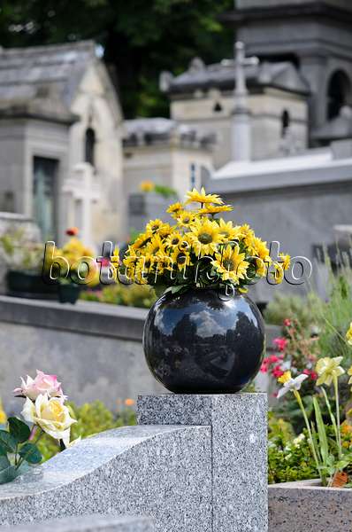 521414 - Fleurs en plastique sur une pierre tombale