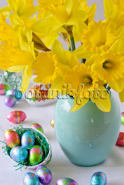 465091 - Flower bouquet with daffodils and chocolate eggs