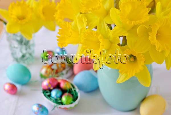 465092 - Flower bouquet with daffodils and chocolate eggs