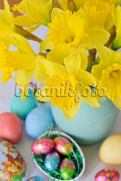 465093 - Flower bouquet with daffodils and chocolate eggs