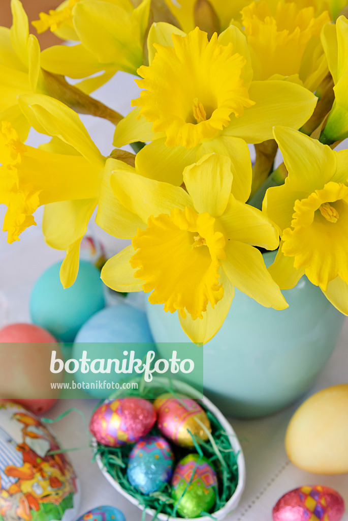 465093 - Flower bouquet with daffodils and chocolate eggs