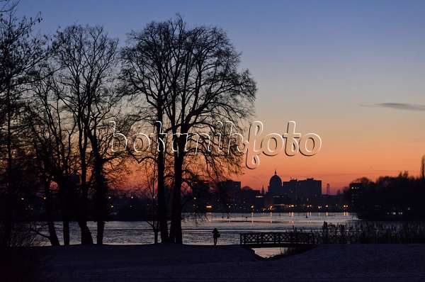 553007 - Glienicker Lake et silhouette de Potsdam au crépuscule