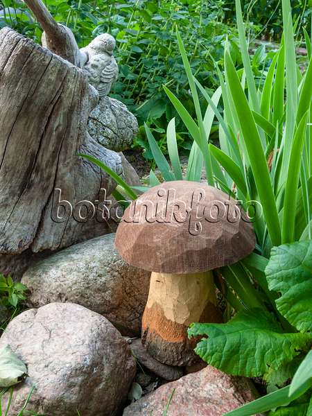 402016 - Grand champignon en bois sculpté dans un jardin décoratif