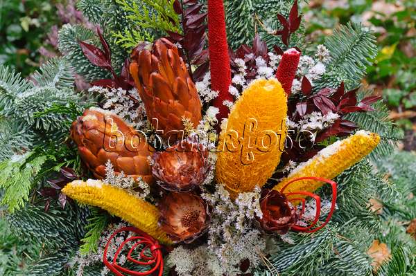 466080 - Grave decoration with dried flowers and dyed plant parts