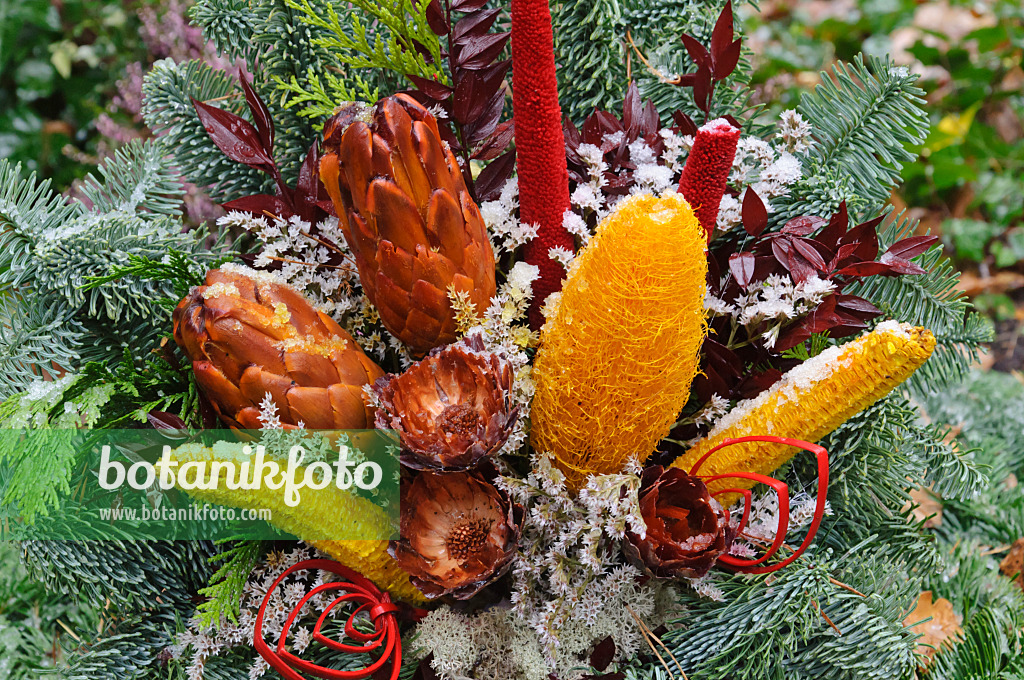 466080 - Grave decoration with dried flowers and dyed plant parts