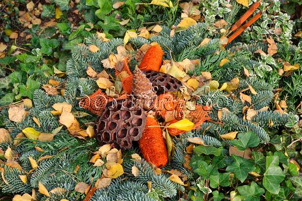 466032 - Grave decoration with fir branches and dyed plant parts