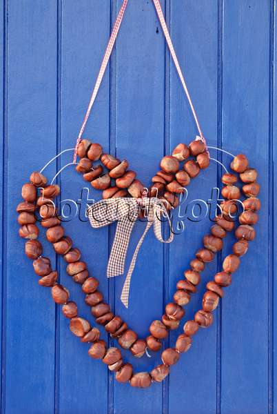 518071 - Heart-shaped chaplet made of chestnuts