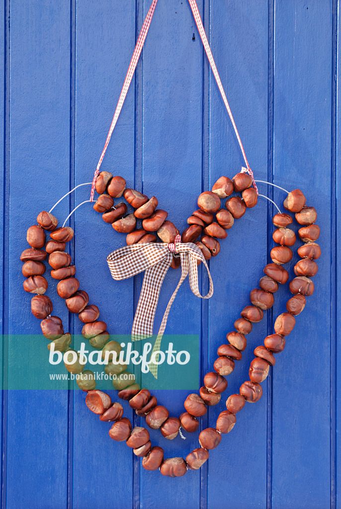 518071 - Heart-shaped chaplet made of chestnuts