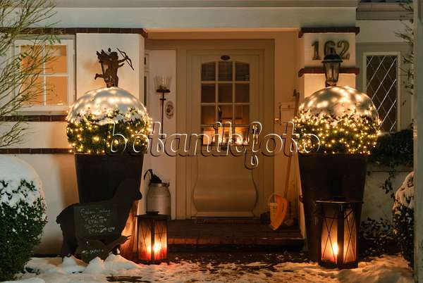 483055 - House entrance at Christmas