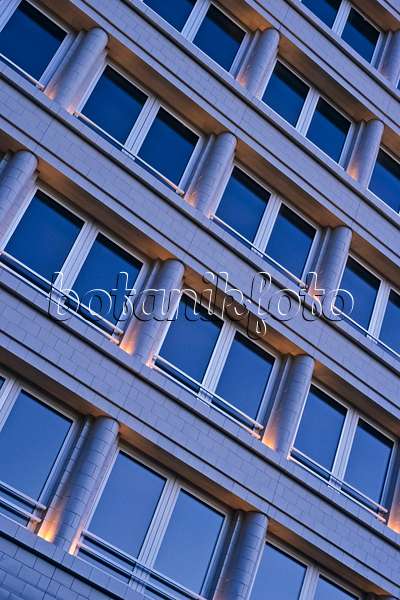 379074 - Immeuble de bureaux du soir, Berlin, Allemagne