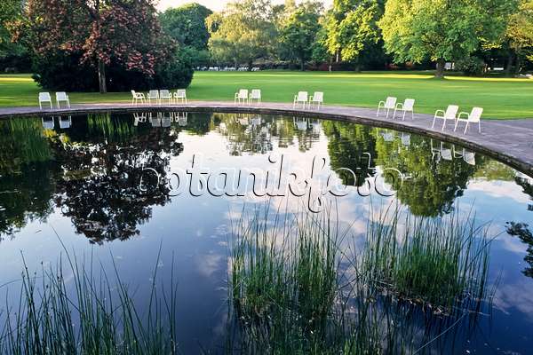 390112 - Jardin d'eau avec rondelle d'eau réfléchissante et chaises blanches de repos, Stadtpark, Hanovre, Allemagne