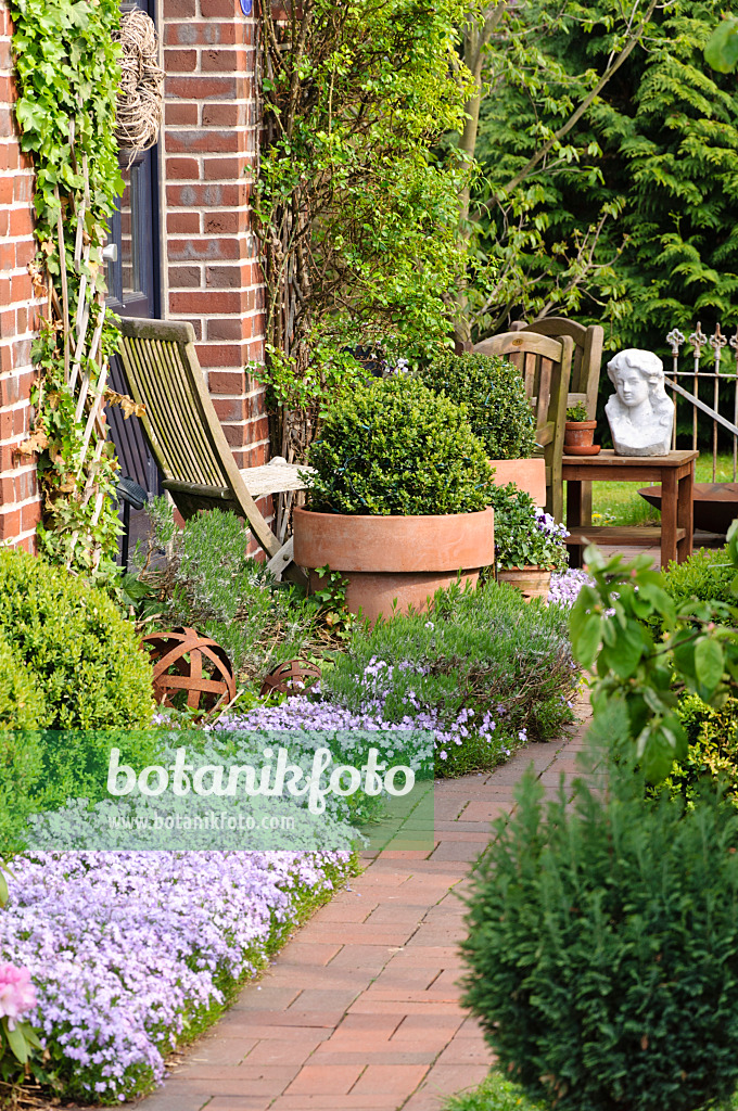 484085 - Jardin de devant avec coin salon et pots de fleurs