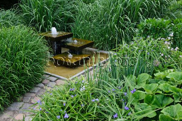 472383 - Jardin de plantes vivaces avec une fontaine