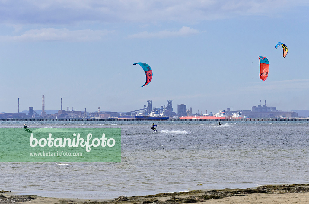 557075 - Kitesurfeurs, Camargue, France