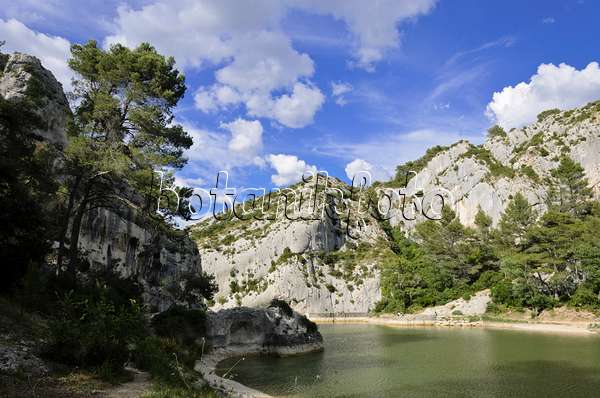 557122 - Lac de Peiroou, Alpilles, Provence, France