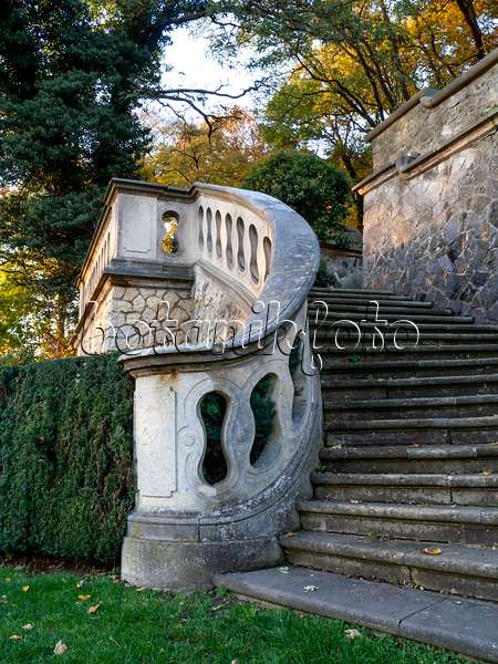 465298 - Large escalier en pierre en colimaçon avec rampe en pierre et pelouse entretenue, jardin romain, Hambourg, Allemagne