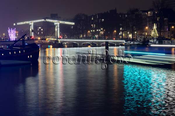 564012 - Light tracks of canal boats, Amsterdam, Netherlands
