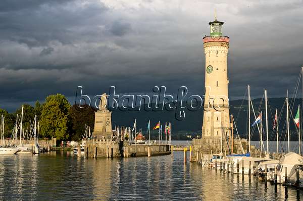 572094 - Lion bavarois et phare au port, Lindau, Allemagne