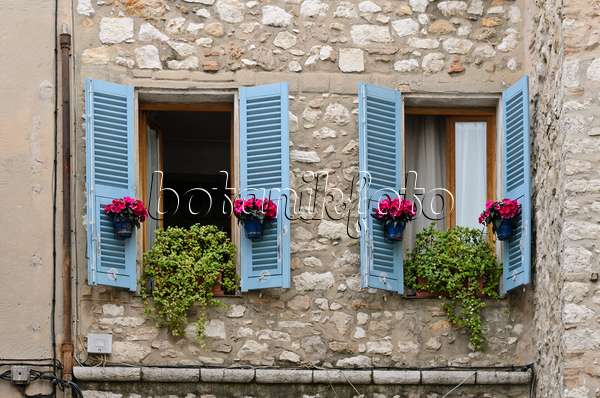 569083 - Maison de la vieille ville avec des pots de fleurs, Vence, France