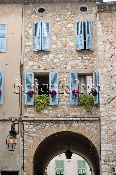569084 - Maison de la vieille ville avec des pots de fleurs, Vence, France