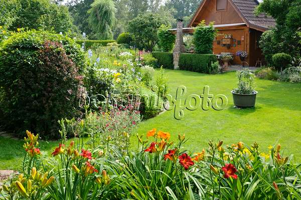 474106 - Maison en bois avec pelouse et parterres de plantes vivaces