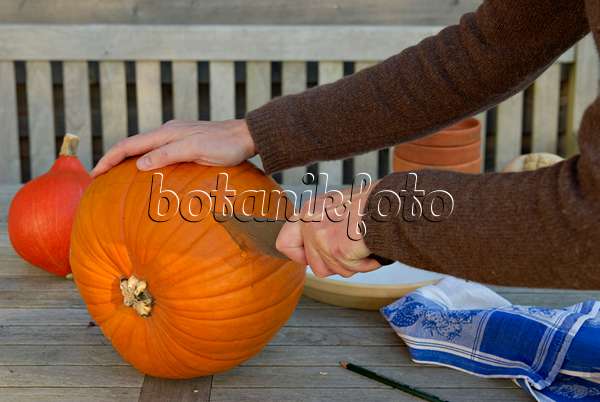 460029 - Making a Halloween pumpkin (1)