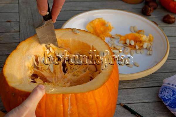 460031 - Making a Halloween pumpkin (3)