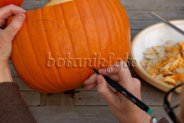 460033 - Making a Halloween pumpkin (5)