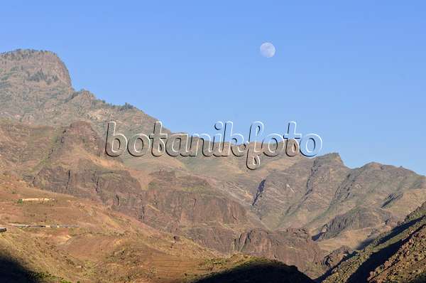 564087 - Mountain landscape with full moon, Gran Canaria, Spain