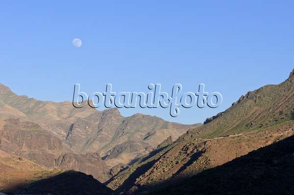564088 - Mountain landscape with full moon, Gran Canaria, Spain