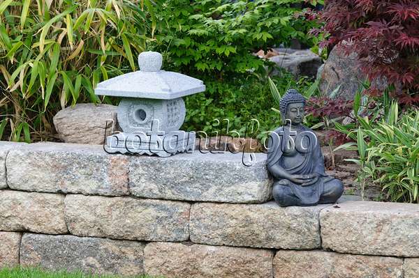 472356 - Mur avec une lanterne en pierre et un Bouddha assis