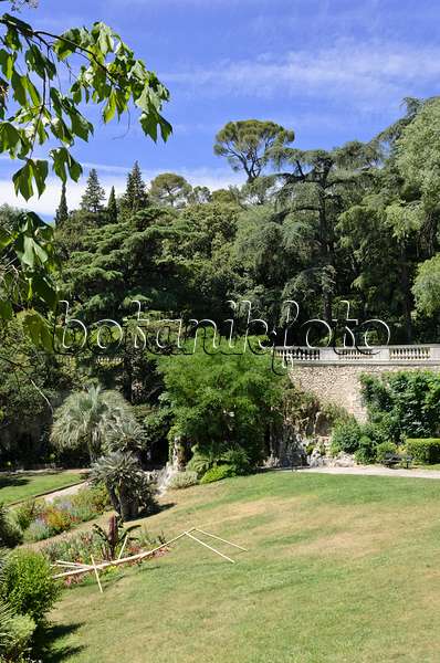 557292 - Mur et rampe en pierre, jardins de la Fontaine, Nîmes, France