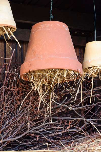 488127 - Nesting aid for insects made of clay pots with straw