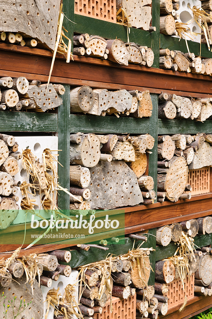 473186 - Nesting aid for insects with perforated and straw-filled bricks, branches and trunks in a wooden grid