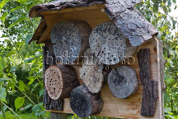 511334 - Nesting aid for insects with perforated tree trunks under a bark roof