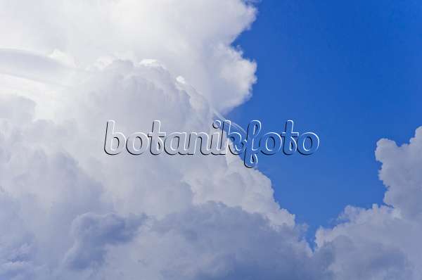 571002 - Nuages Cumulonimbus avec ciel bleu