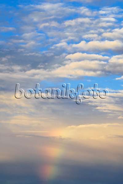 557090 - Nuages d'altocumulus sur fond de ciel bleu avec arc-en-ciel
