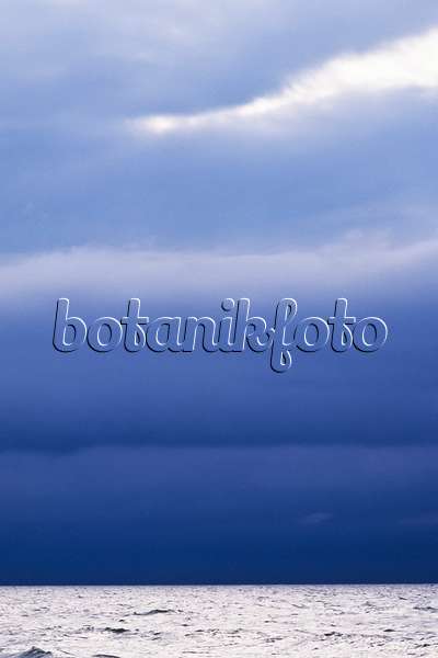 369011 - Nuages de pluie sur la mer Baltique, parc national du lagon de Poméranie occidentale, Allemagne