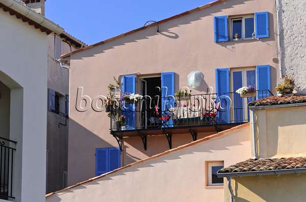 569032 - Old town house with blue shutters, Antibes, France